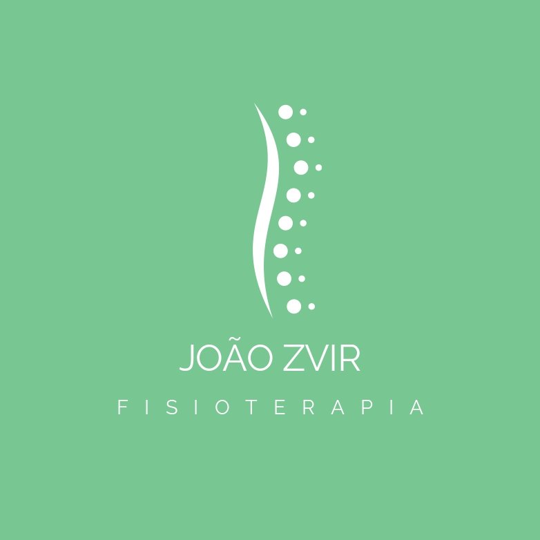 João Zvir em ambiente clínico, sorrindo em frente aos equipamentos